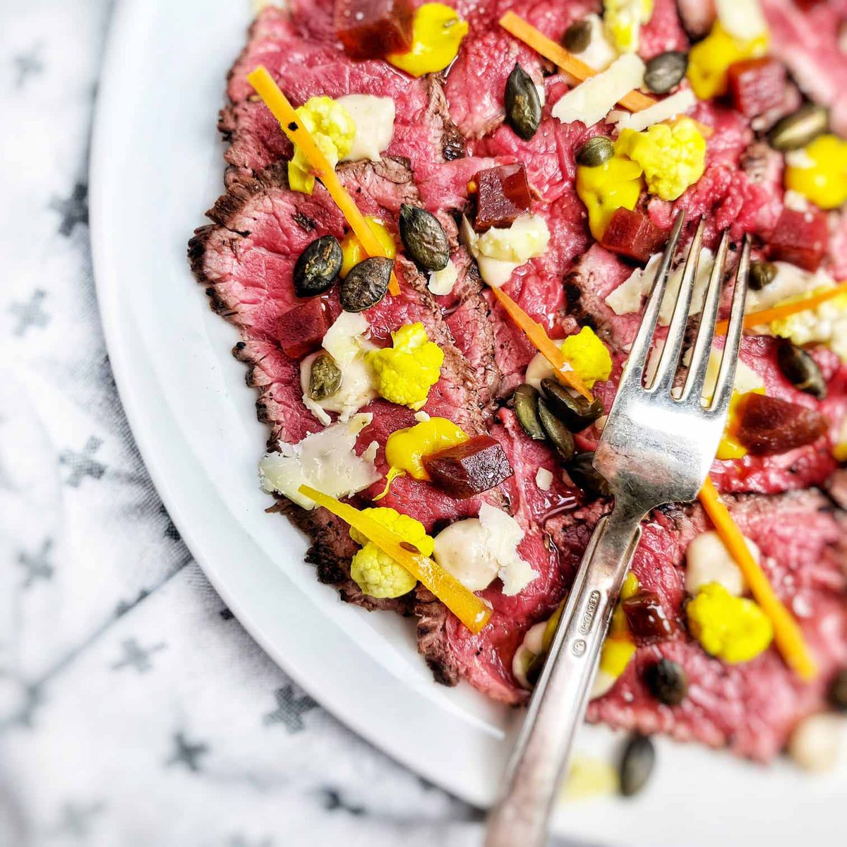 IK_ookt's tweet photo. Zoveel controverse rondom #carpaccio. Volgens mij 2 richtlijnen: 1) goed vlees. 2) laat het vlees de hoofdrol spelen. 

Lees meer op: https://t.co/JKC0T294Iq https://t.co/q8lmstRWUX