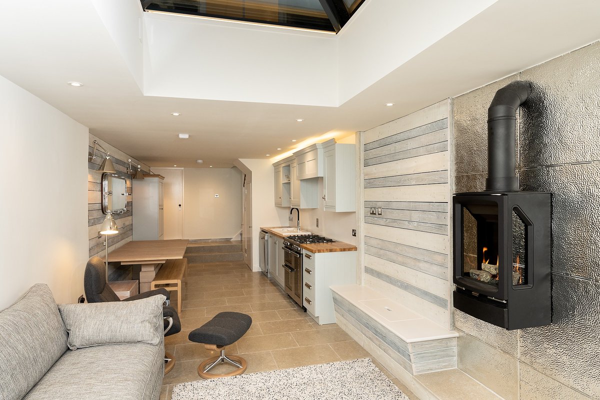 WCStoves's tweet photo. Installation of a wall hung Gazco Vogue Midi. A wall hung stove can be a great option for a more compact room as it gives the feeling of space.
#gasstove #wallhung #compactroom #smallhouse #interiordesign #smallspacearchitecture #cabins #gasfire  #devon #smallspaces #gazco https://t.co/qFKkv7hUnT