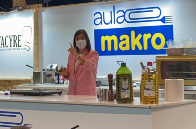 bculinary's tweet photo. La Coordinadora de @culinaryaction, Anaïs Iglesias (@mahaiza) habla de la innovación del sector que viene en el aula #makro de #HIP2021, y ofrece tips y escenarios de futuro en gestión. https://t.co/ZWFWRPKbrm