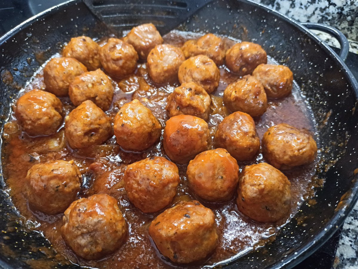 capdecoco's tweet photo. Y si no sabéis que comer hoy... 
3/4 de kilo de carne picada, piñones, pimienta, cualquier hierba que encontreis en el especiero, una cebolla y tomate triturado. 
Et voilà... Bon appétit!!! #capdeCheff👨‍🍳 https://t.co/JQJtRZL9UI