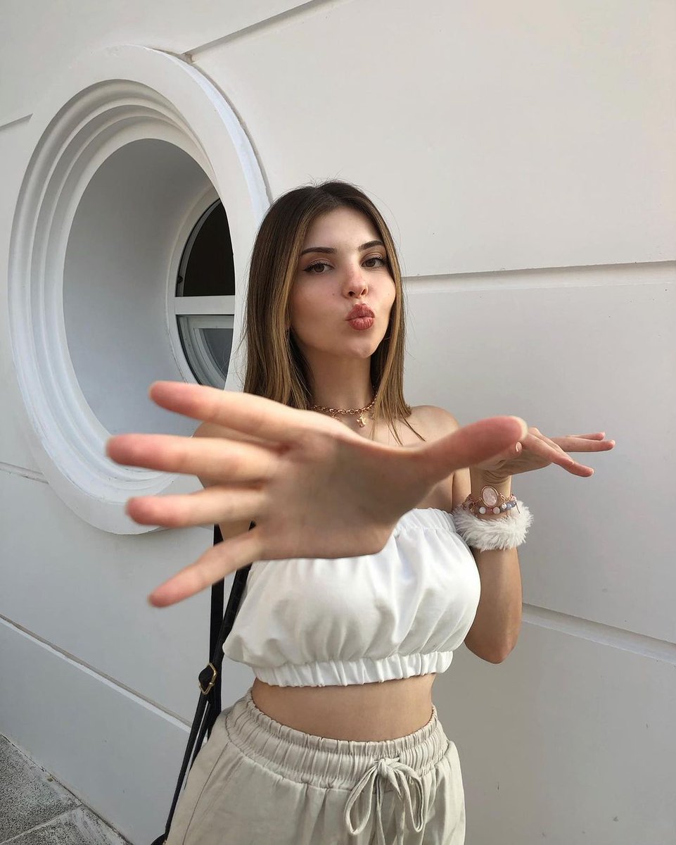 ombrelunee's tweet photo. we wore similar clothes, but i'm still prettier 👻

#OOTDAMB
#FASHIONWEEKAMB
@AcademiedeMagie https://t.co/vkSp7m0VPn