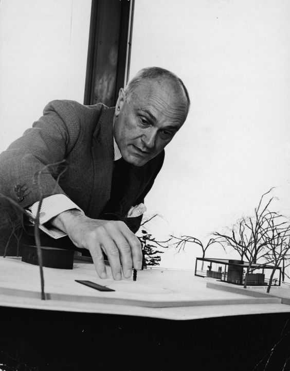 mimarkaanc's tweet photo. Mimarlar ve maketler. Philip Johnson, Le Corbusier, Turgut Cansever, Louis Kahn. Bu tweetin altına siz de geçmişten günümüze bulduğunuz mimar ve maket ikilisi fotoğraflarını yollar mısınız? :) https://t.co/U5cp6OZIOe