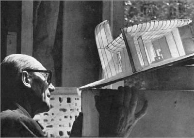 mimarkaanc's tweet photo. Mimarlar ve maketler. Philip Johnson, Le Corbusier, Turgut Cansever, Louis Kahn. Bu tweetin altına siz de geçmişten günümüze bulduğunuz mimar ve maket ikilisi fotoğraflarını yollar mısınız? :) https://t.co/U5cp6OZIOe