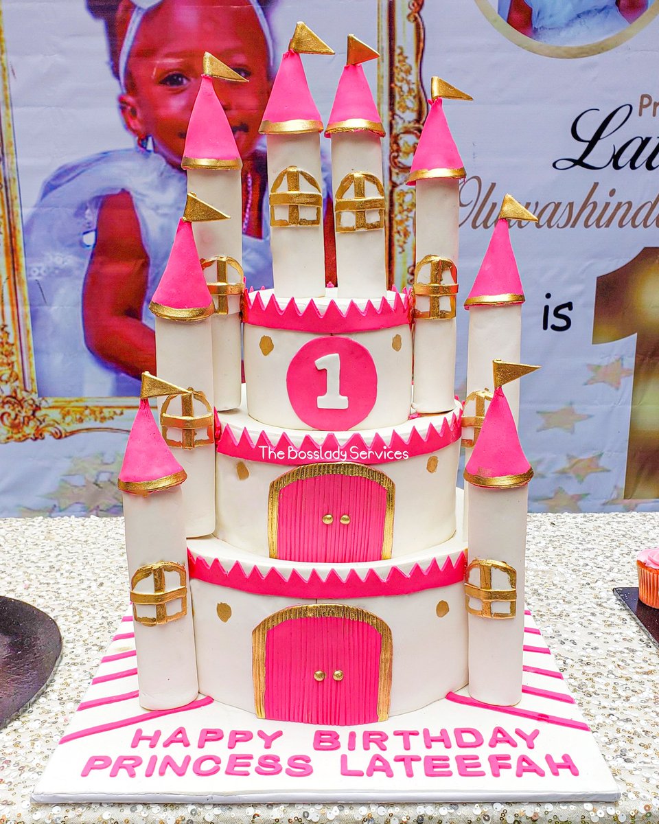 titi_layomii's tweet photo. Hello FAM❤I am here again to beg for your retweets as always🙈This is a 3tier CASTLE CAKE💕For a little princess💕At the Bosslady Services, you get value for your money and there is bliss in every bite 💯Kindly retweet when you come across this🙏My customers are on your TL🙏 https://t.co/o3NLlLtMcs