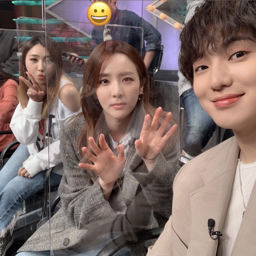 krungy21's tweet photo. 오늘은 복가 녹화중~ 사진은 지난주 사진📷 이 쓰리샷은 오랜만이지?! 😆 승윤이 솔로앨범 기대기대중!!! 글구 온에어 모니타 하러 못가서 미안행~ 후배님들.. ㅠㅠ 내가 안가구싶은게 아니��� 열일하구있어 😭😅 멀리서나마 응원한다~!!! 홧팅홧팅 야야야~!!! 😀👊🏻 https://t.co/xTTfNiXuSO