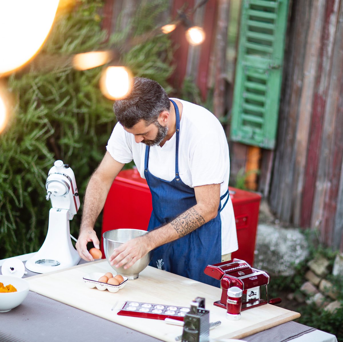 GentlemenDinner's tweet photo. Uffa 😤 ho voglia di tornare a cucinare in giro, ho voglia di riprendere a tenere i corsi di cucina, ho voglia di tornare ad incontrare le persone che magari mi hanno conosciuto solo tramite il blog! 
...poi ho voglia di estate e ho tanta tanto voglia di tornare a CasaBaBa https://t.co/kJa89LWCWO