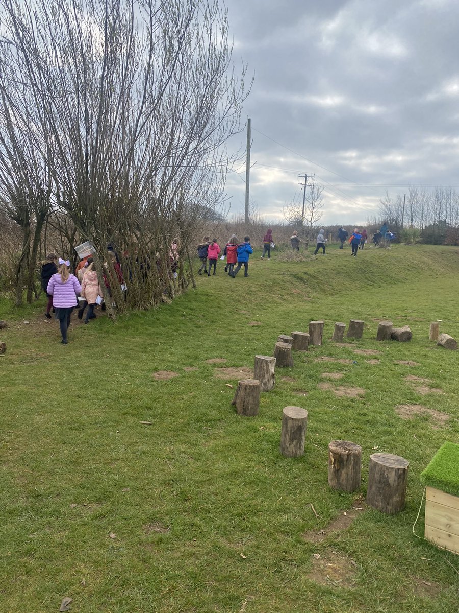 LlansannorPS's tweet image. Year 2 enjoyed learning about the Easter story through the Easter Labyrinth. Lots of discussion as they moved through the stations @LlandaffDio #understandingChristianity