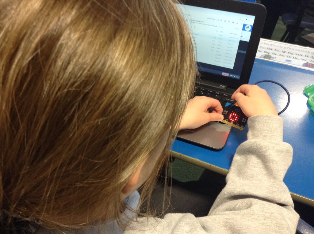 StAgnesY5's tweet image. Sending coding to our microbit using Python code. #stagnesenrichment #stagnescomputing @gem_education