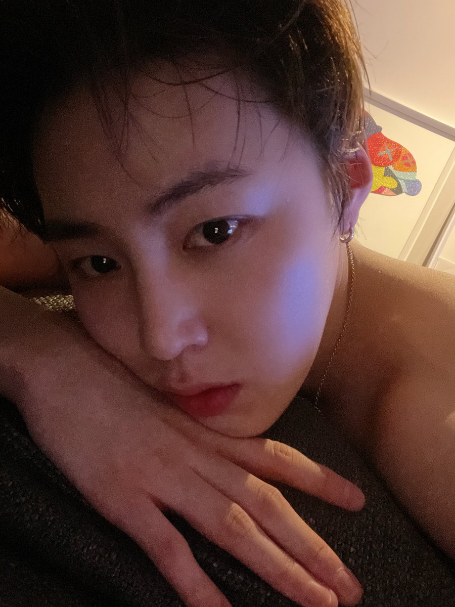 어라라..........
왤케잘생겨졌음?......