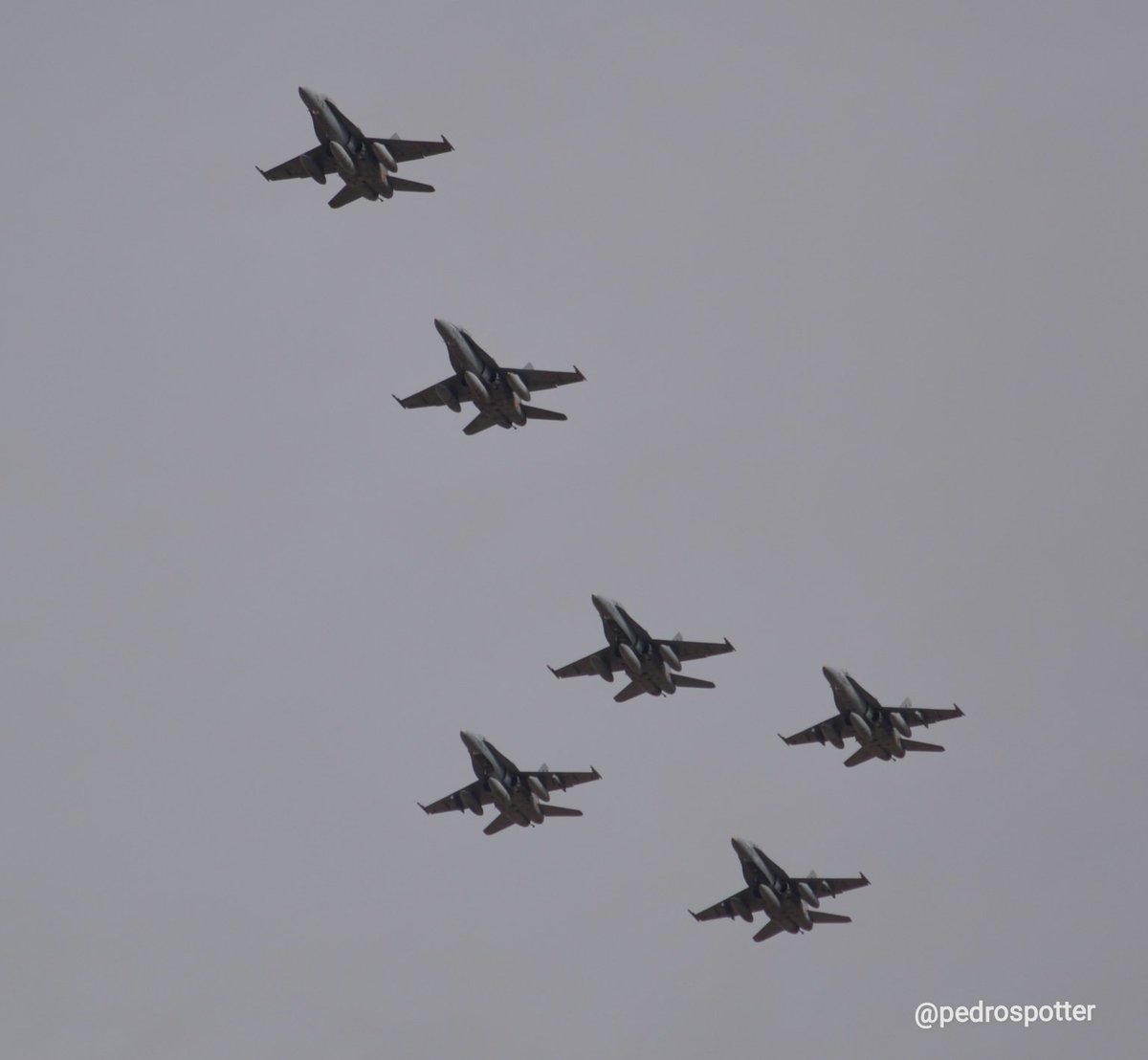 pedrospotter's tweet photo. #buenasmediodias hoy os dejo una 📷 en formación de los #McDonnellDouglas #EF18M #Hornet del #Ala12 en el ultimo #DIFAS19 #ejercitodelaire #España #Nolebusquestrespies #TorrejonAirBase #aviation #AvGeek #avgeeks #spotter #aviationphotography #aviationdaily #aviationdaily #12Oct https://t.co/ak9MvdidjM