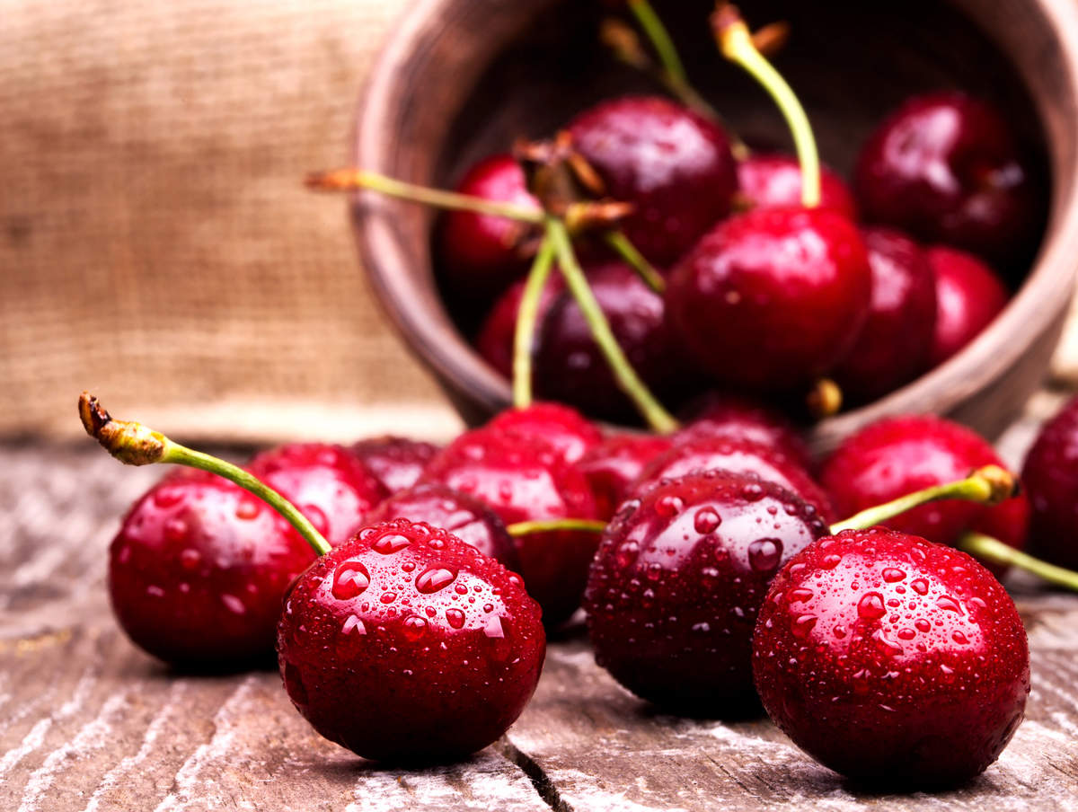 GenMedicare's tweet photo. 🍒Cherries are not only #delicious 😋but also pack of #vitamins and #plant_compounds with powerful effects. Here are 15 impressive #health benefits of cherries for living #healthier. ➡️@GenMedicare 
#PopularFood #healthbenefits #Antioxidant #Nutrition #SweetCherries https://t.co/e6VvKWHCgI