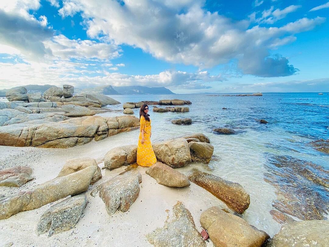 With moderate temperatures throughout the year, and facing north, Simons Town is a favourite destination for holidaymakers who enjoy the beaches, mountains and a relaxed, quieter pace of life 💛

@thiswhimsicallife has beautifully captured Simons Towns stunning coastlines 👏