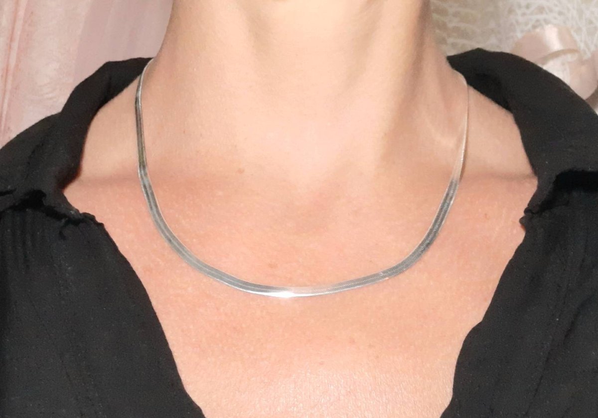 AnnaRecycle's tweet photo. Really love this, from the Etsy shop PlanetEarthHandmade. https://t.co/70LeufhGEi #etsy #herringbonenecklace #herringbonechain #snakechainnecklace #flatsnakechain #greekchainnecklace #snakenecklace #silversnakechain #silverherringbone #snakechain https://t.co/U0s6YrSp15