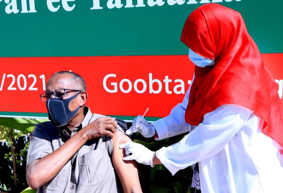 YouthForHealth1's tweet photo. Today, the first shots of #AstraZeneca vaccine is been given to the president of #Somaliland @musebiihi with other members from his cabinet and political parties.  Next shots will be given to frontline health workers nd armies as mentioned by the president.

#COVAX https://t.co/5yLJSU5OtV