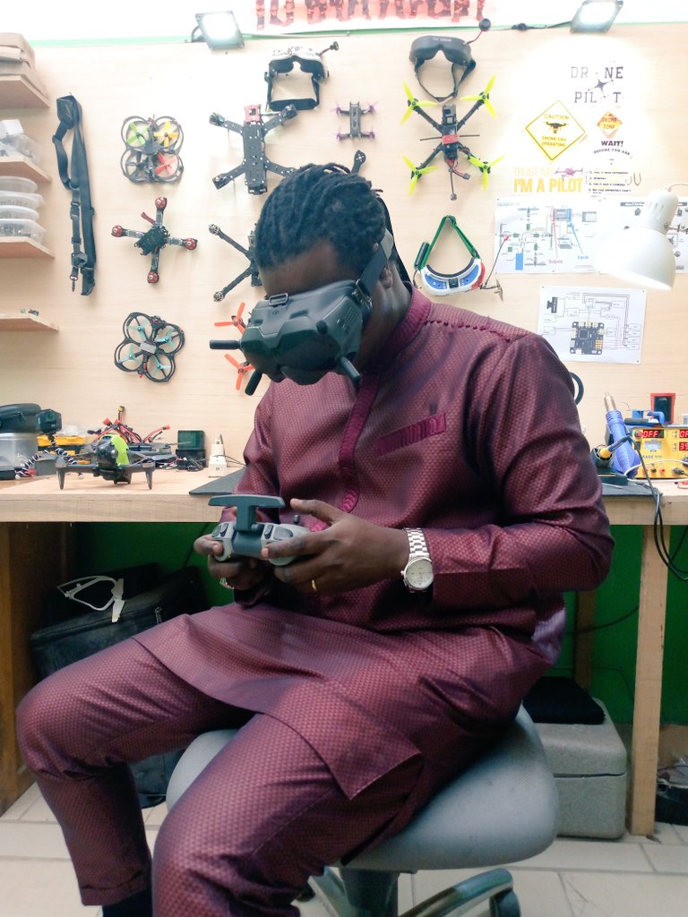 basileniane's tweet photo. La team #Talentsdigital s'est déplacée à #Mbour pour rencontrer Dr Drone, un jeune très spécial qui "soigne" les "oiseaux volants. #DroneFPV #kebetu #Senegal https://t.co/FeeFSzvSOB