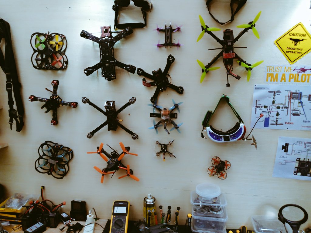 basileniane's tweet photo. La team #Talentsdigital s'est déplacée à #Mbour pour rencontrer Dr Drone, un jeune très spécial qui "soigne" les "oiseaux volants. #DroneFPV #kebetu #Senegal https://t.co/FeeFSzvSOB