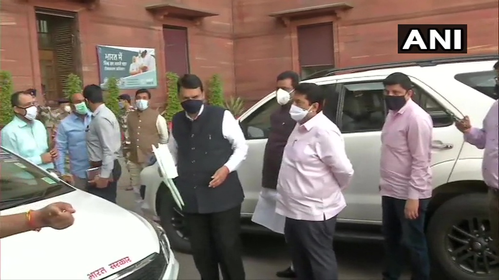 ANI's tweet photo. Delhi: BJP leader Devendra Fadnavis arrives at MHA.

He had sought time from Union Home Secretary to meet him and hand him over 6.3 GB of data of call recordings and some documents pertaining to alleged transfer posting racket of IPS and non-IPS officers of Maharashtra Police. https://t.co/SvdPl4J9Gd
