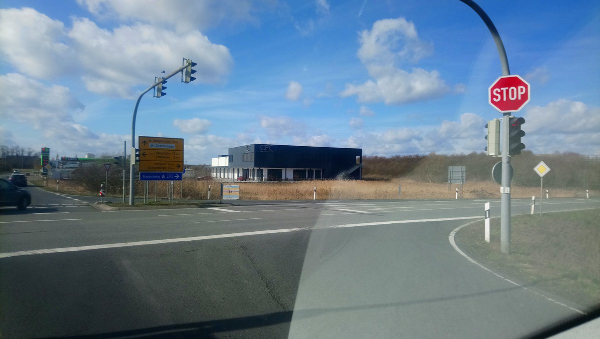 Leo_Proettel's tweet photo. Cremlingen Event Center
Statt Belebung für den #Ortskern ein Würfel am Ortsrand direkt an der #Autobahn. Stellt sich jemand so die Zukunft unserer Dörfer vor? https://t.co/fjBr3oe9BB