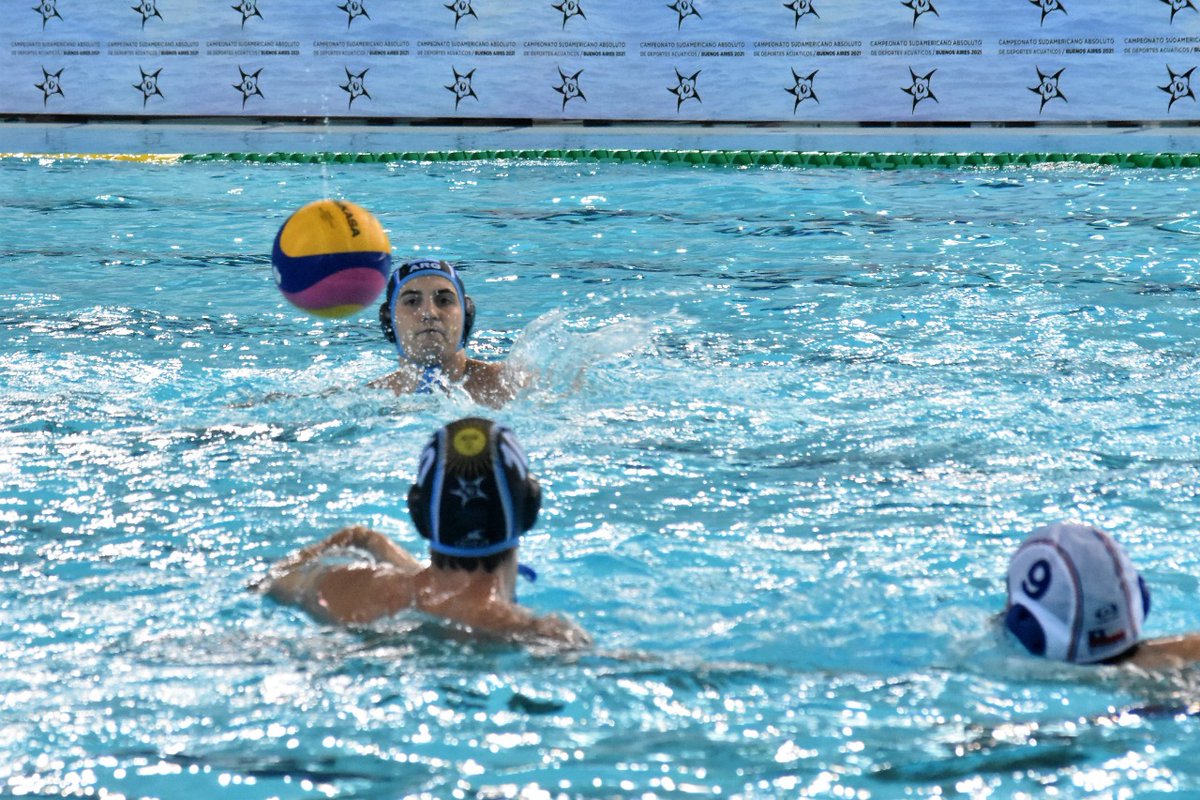 DeportesAR's tweet photo. #Waterpolo #Sudamericano Los Yacarés y otra goleada en el Parque Olímpico. Tras vencer por 36-1 a Paraguay en el debut, el seleccionado masculino derrotó a Chile por 27-1. Por la tarde, Argentina-Uruguay. En tanto que Las Tiburonas enfrentan a Paraguay por la segunda fecha. https://t.co/NHv3xT7xXf