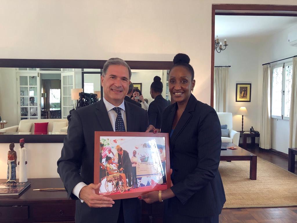 Mkurugenzi wa DRMF Bi. Shimimana Ntuyabaliwe, Alipomtembelea Nyumbani Kwake, Balozi wa Ufaransa Nchini Tanzania, Mheshimiwa Frédéric Clavier.
Asante Sana Mheshimiwa Balozi Kwa Heshima Hii.<a href="/FranceTanzania/">France in Tanzania</a>