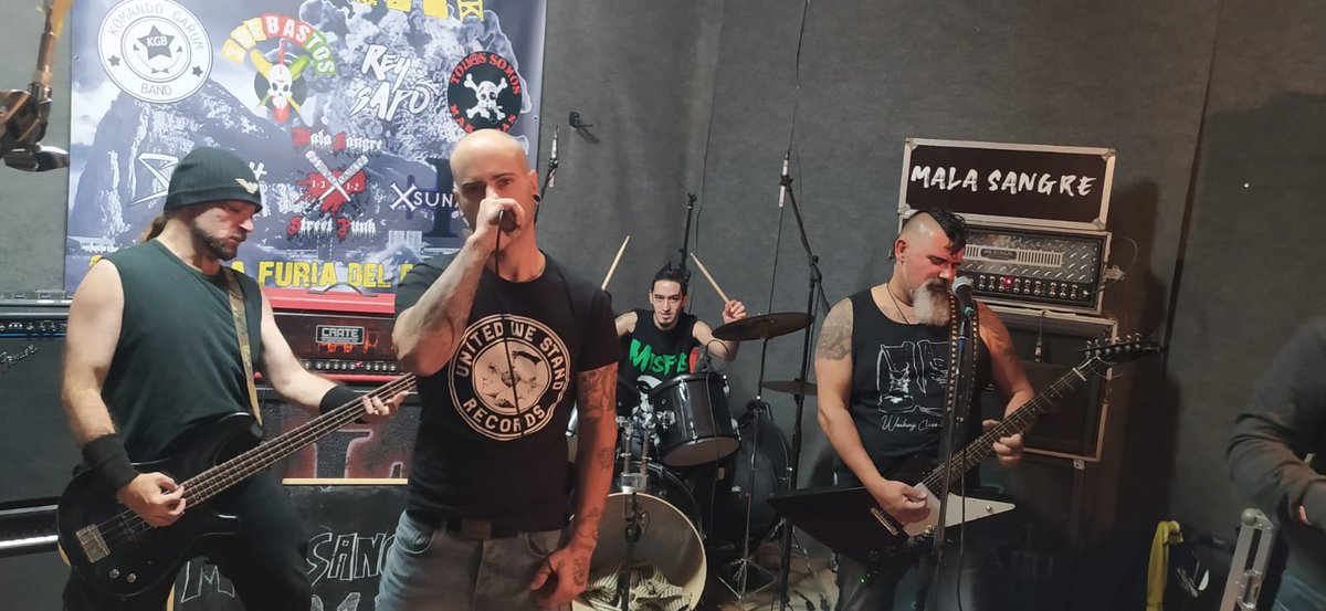 sangre_3's tweet image. Pronto podréis disfrutar del concierto online que hicimos con otras bandas de la zona y que tenía el nombre de bahía rock!!! Estas atentos a nuestras redes y no os lo perdáis!!!