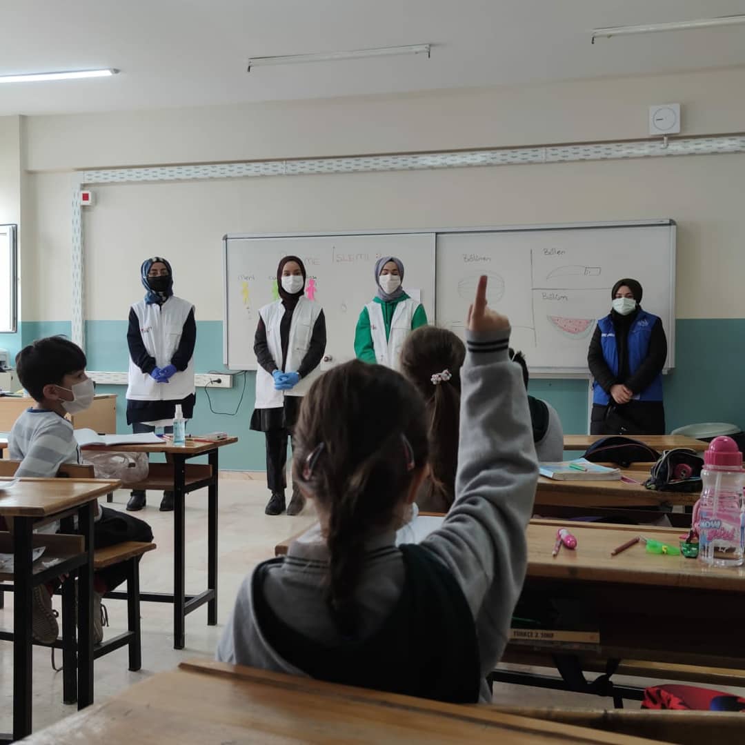 GSB_CatalcaGM's tweet photo. Köy okullarımızı gezmeye devam ediyoruz👩‍🏫👨‍🏫📚🤗 

Gönüllü Gençlerimizle birlikte köy okullarında eğitimlerine devam eden  kardeşlerimiz için pandemi sürecinde dikkat edilmesi gerekenler hakkında konuştuk.

Sizler de faaliyetlerimize dahil olmak isterseniz #merkezimize bekleriz🥰 https://t.co/2Y1RT3q6Tl
