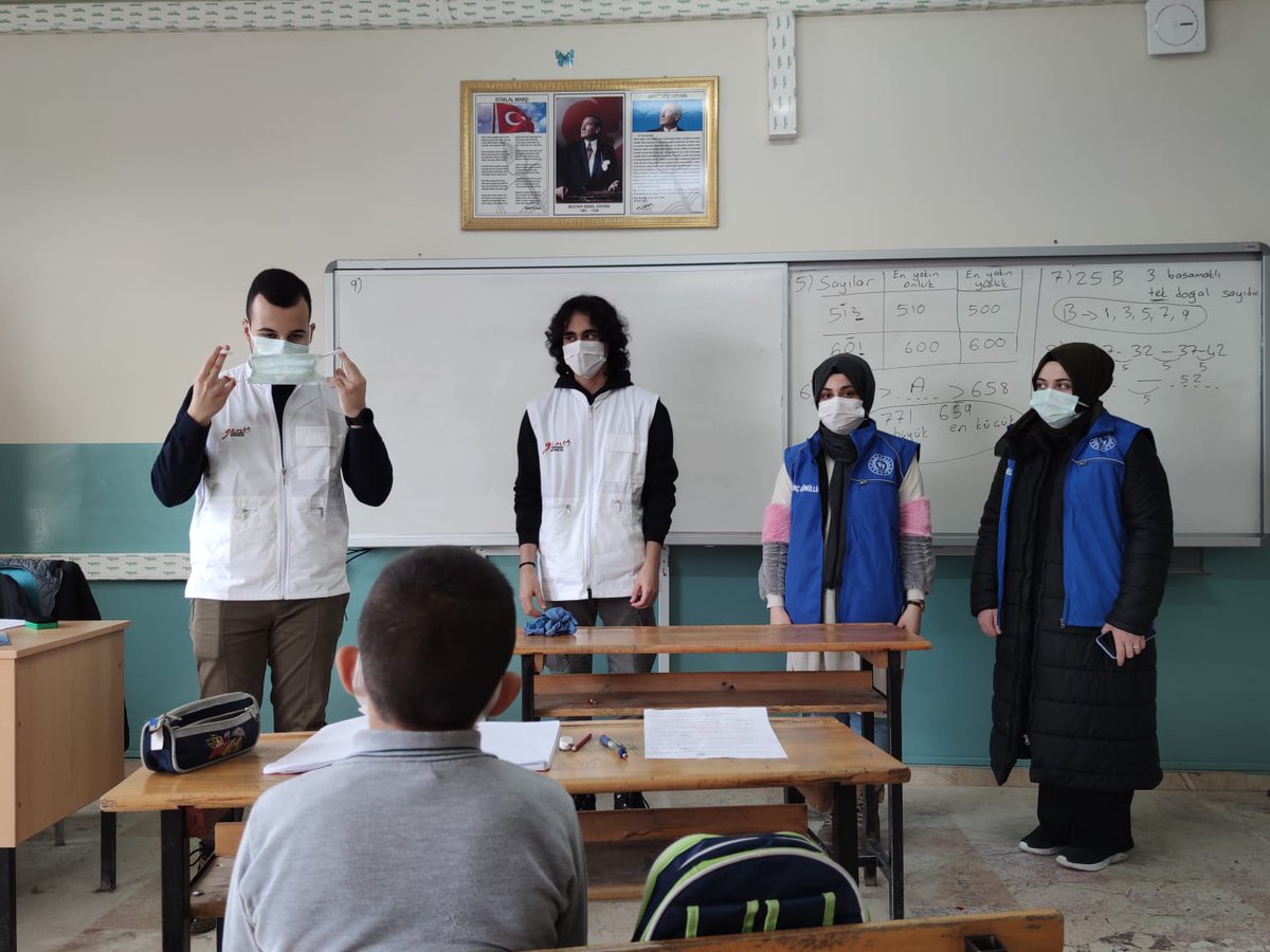 GSB_CatalcaGM's tweet photo. Köy okullarımızı gezmeye devam ediyoruz👩‍🏫👨‍🏫📚🤗 

Gönüllü Gençlerimizle birlikte köy okullarında eğitimlerine devam eden  kardeşlerimiz için pandemi sürecinde dikkat edilmesi gerekenler hakkında konuştuk.

Sizler de faaliyetlerimize dahil olmak isterseniz #merkezimize bekleriz🥰 https://t.co/2Y1RT3q6Tl