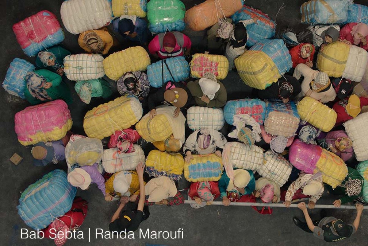 DOK_Leipzig's tweet photo. In CEUTAS GATE @randamaroufi shows you everyday life at the border between the Spanish exclave of Ceuta and Morocco, which is crossed illegally by all kinds of goods: The theater of trafficking as a performative reconstruction.
A gem from our International Competition 2019! (1/3) https://t.co/I3yRUUxFYy