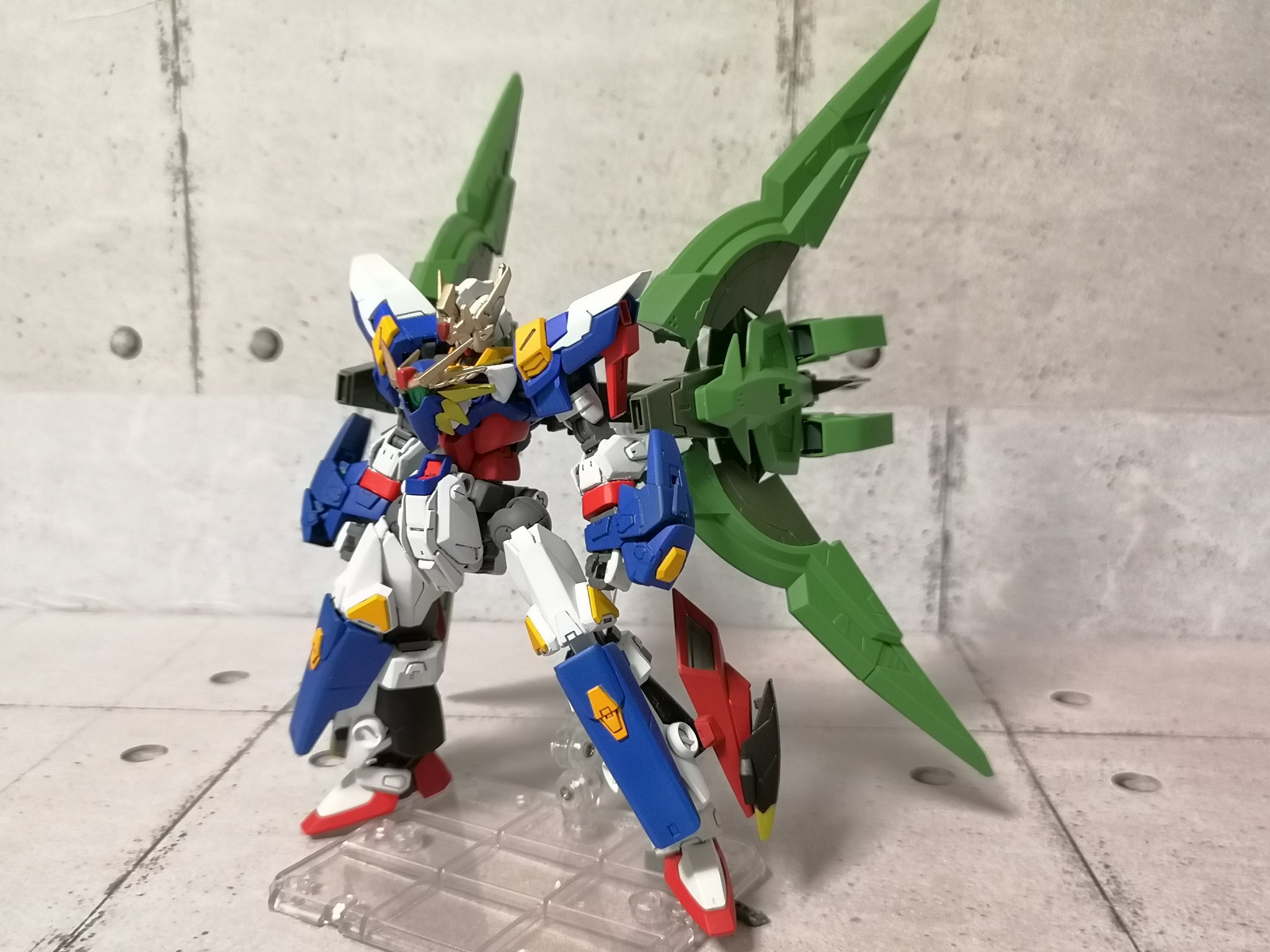 公式 もちぞら模型店 あぬびすんさん Anubisnn のジオニックソード活用法参考に 我が家もジオニックソード2個で バックパック作ってみました とりまディザイアガンダムに装着です シルエットもかっこいいですし クローにもなるから最高ですね