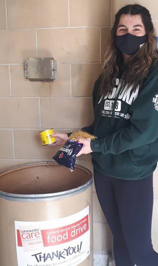 EdenHighDSBN's tweet photo. Be like Jazlyn! Veggies and pasta are important staples for families. Letโs make sure Community Care is stocked up on these items. This week is your last chance to donate to Edenโs Food Drive. #fillthebins #ourcommunitycares @communitycarest https://t.co/SfpLFrNhHr