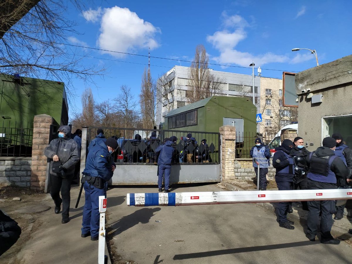 rok_org_ua's tweet photo. Біля Шевченківського суду збираються активісти - сьогодні має відбутися чергове засідання в справі #Антоненко. А тим часом біля суду понад 10 автозаків.
#FreeRiff #FreeAntonenko https://t.co/RQ795KiFMt