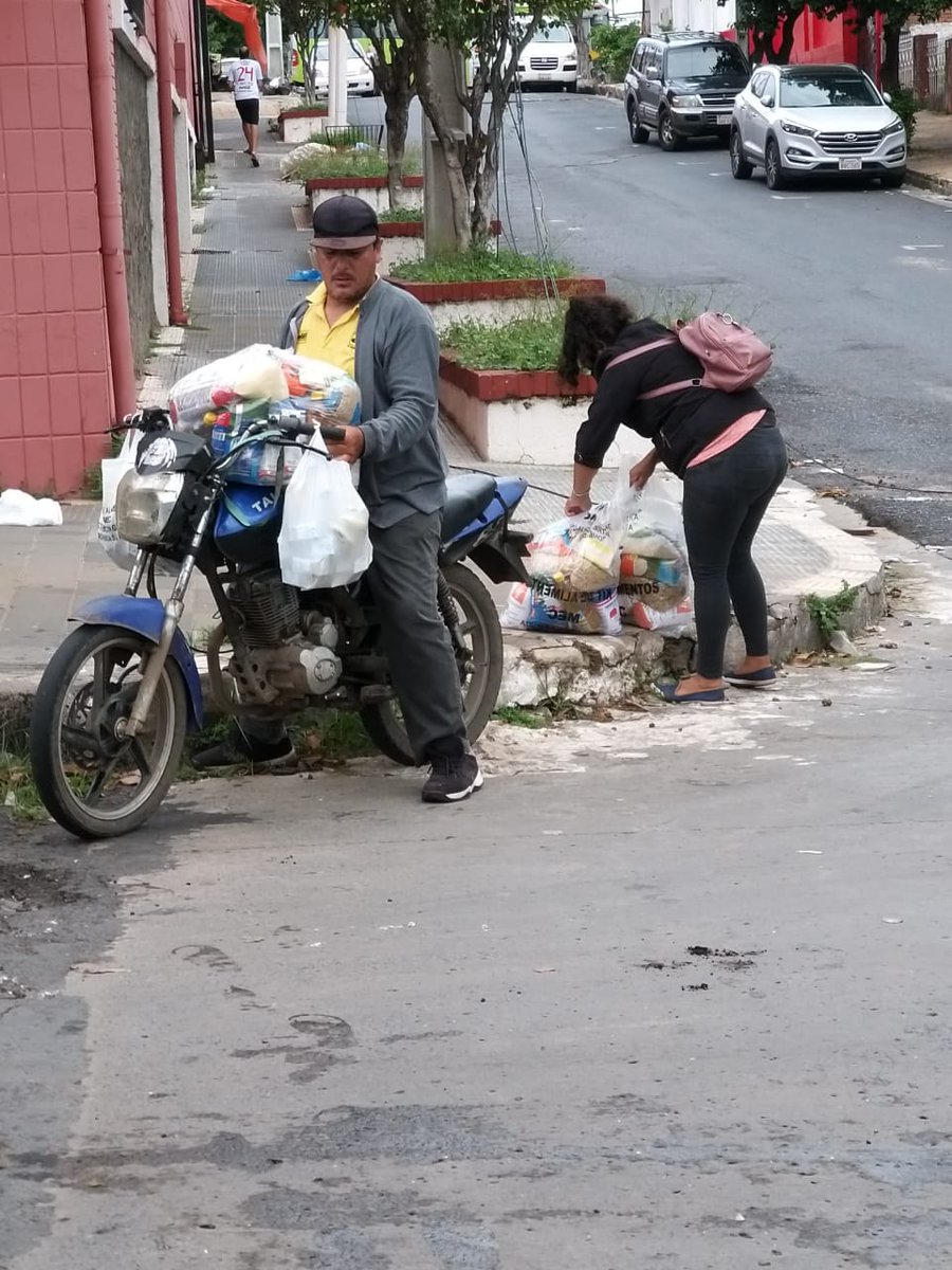 DGGED15's tweet photo. Entrega de kits de alimentos en la Escuela Básica N° 442 Delia Frutos de González. @BrunettiJuanMa @estelanunezc @Ftima43239476 @Karenme26522774 @Leticia00534393 @mcceresgonzlez1 @MirtaOtaz2 @RocoVer39217404 @Supracielito @JoseMedinaGaut1 @Ronald40790360 https://t.co/xTEvrCMKt4