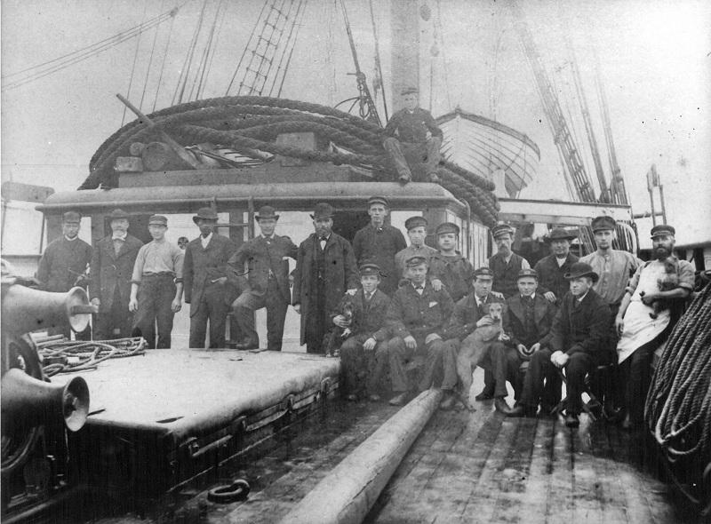 Happy #PuppyDay! How many dogs can you spot in this photo? This pic of the crew of the Araby Maid II and their faithful companions is part of our Ben Line shipping collection 🐶⚓️ collections.gla.ac.uk/#/details/ecat… #NationalPuppyDay #InternationalPuppyDay