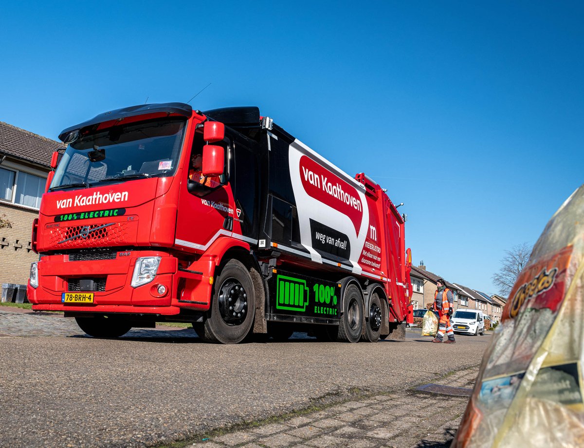 nebimgroep's tweet photo. Met een 100% elektrisch aangedreven Volvo FE Electric PMD-afval inzamelen. Minder fijnstof, minder CO2-uitstoot en minder geluid. Dat waren voor de gemeente Meierijstad redenen voor deze elektrische truck. https://t.co/iTPfiinRfc #volvotrucks #Meierijstad #elektric #vrachtwagen https://t.co/GdIZ2YzRoT