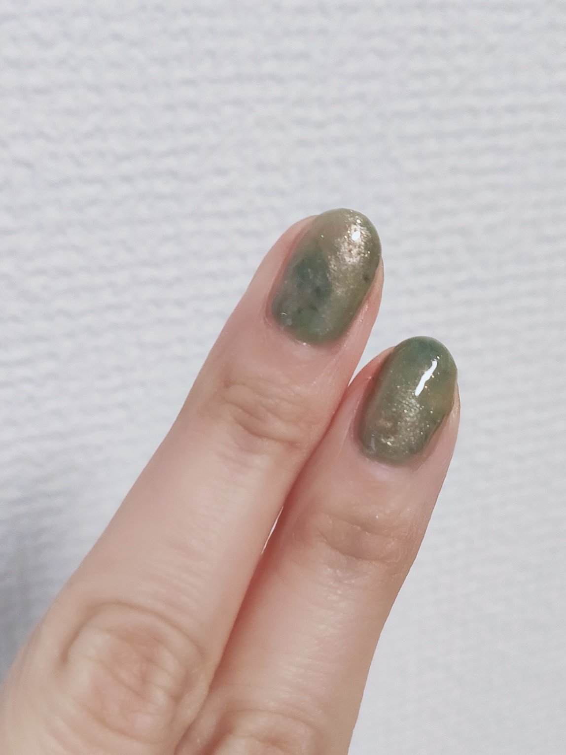 あー セルフネイル 薄い緑を全面塗って 乾かないうちに濃い緑少し乗せて 濃い緑を薄い緑でぼかして 乾いたらゴールド少しのせてトップコートでもやもや 石っぽい雰囲気になった Canmake N26 N12 104 古いやつ ラメです Nailholic