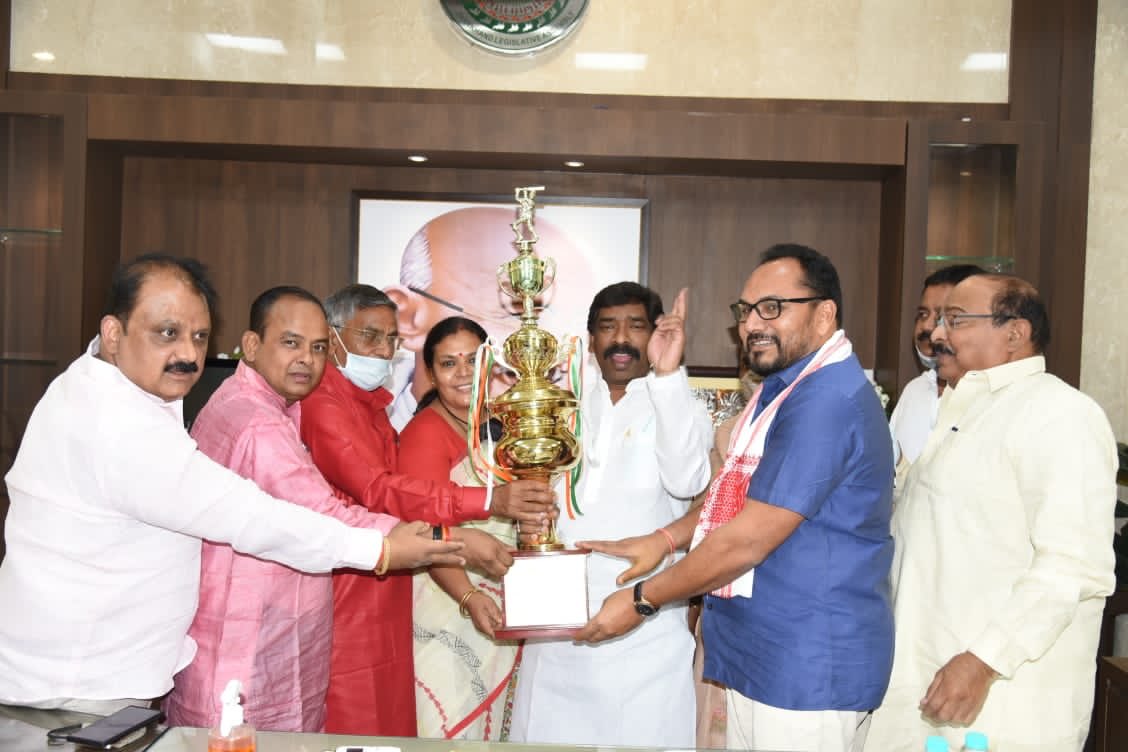 विधानसभा स्थित मुख्यमंत्री कक्ष में मुख्यमंत्री श्री <a href="/HemantSorenJMM/">Hemant Soren</a> से मंत्री और विधायक गण ने मुलाकात कर कल खेले गए मैत्री क्रिकेट मैच में पत्रकार एकादश पर मुख्यमंत्री एकादश को मिली जीत पर ट्रॉफी प्रदान कर  बधाई दी।