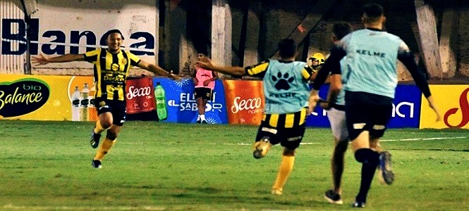 NicoFernandezBB's tweet photo. 📅⚽️ #UnDiaComoHoy 24/3/2019, increíble victoria de @Olimpo_Oficial en Santiago del Estero: por la BN, el "Aurinegro", que en el ET perdía 0-3 frente a #Mitre, lo ganó 4 a 3. Los goles los marcaron #Gallegos -2-, #Coacci y #Graciani ⚫️🟡
🎙️ EL RELATO: https://t.co/iOY5MOvWgo https://t.co/aZ5Bp9iIN7