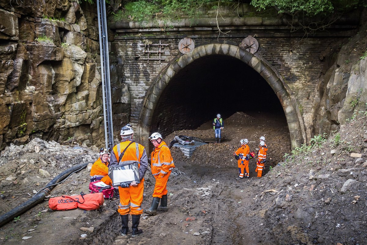 SAVEtoReuse's tweet photo. ⚠️Cost of keeping historic Queensbury Tunnel shut 'exceeds repair bill'😳@HighwaysEngland who maintain the structure, have long sought to infill the tunnel, despite plans for a new cycle greenway🚴‍♂️Sad to see it has now been left to flood ➡️https://t.co/FNxpDIUFCb https://t.co/6B9xEsnizG