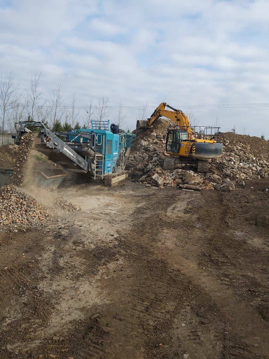 CardinalisC's tweet image. Great day for crushing! Cardinalis offer Muck Away services and produce Recycled Aggregate, 6F2, topsoil and fine fill. Ring 01954 288027 #recycledaggregate #concrete #muckaway