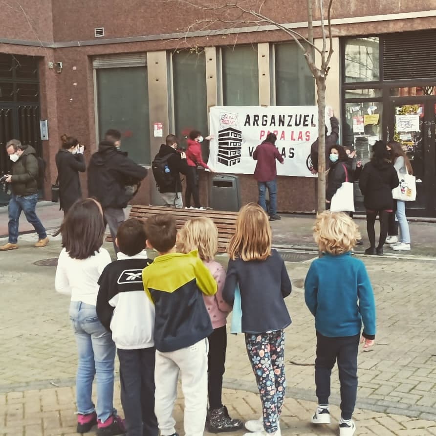 agz27's tweet photo. 📢 Hemos abierto un NUEVO CENTRO SOCIAL junto a @PAHCentroMadrid!! 

📍Desde hoy, este espacio es para las vecinas del barrio, para todas las personas que quieran darle vida y defender nuestro derecho a la ciudad. 

💜 ¡Okupamos porque queremos revolucionar nuestra cotidianidad! https://t.co/3vLIuKvxuz