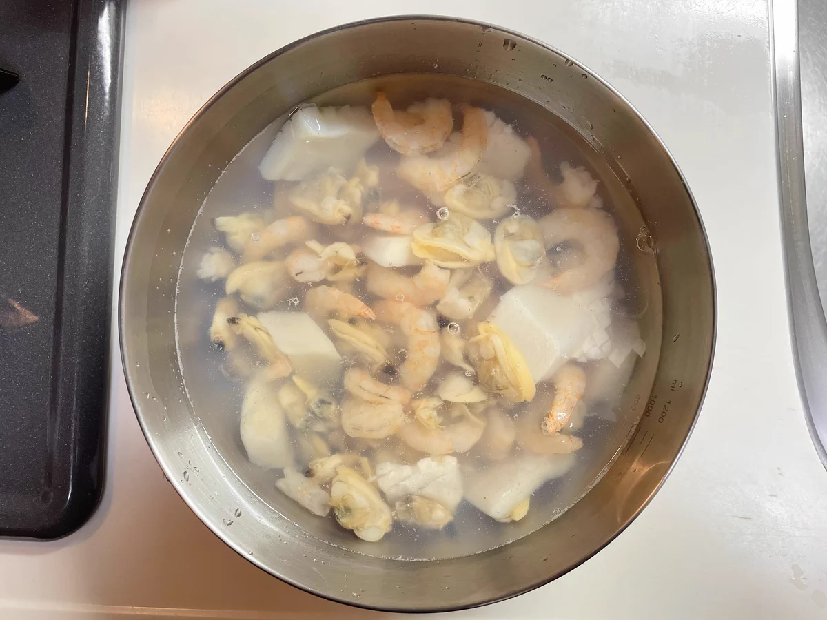 冷凍シーフードを縮まないようにする方法！塩水で解凍するだけ！