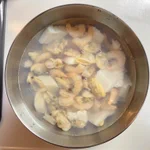 冷凍シーフードを縮まないようにする方法!塩水で解凍するだけ!