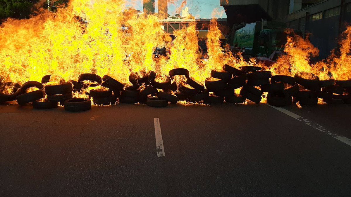 MidiaNINJA's tweet photo. Povo Sem Medo, Entregadores Antifascistas e motoristas de aplicativos param São Paulo essa manhã em protesto reivindicando auxílio emergencial de R$ 600, contra o aumento dos combustíveis e em defesa dos trabalhadores de aplicativos. Os atos também conclamam: FORA BOLSONARO! https://t.co/zTWMXmreRL