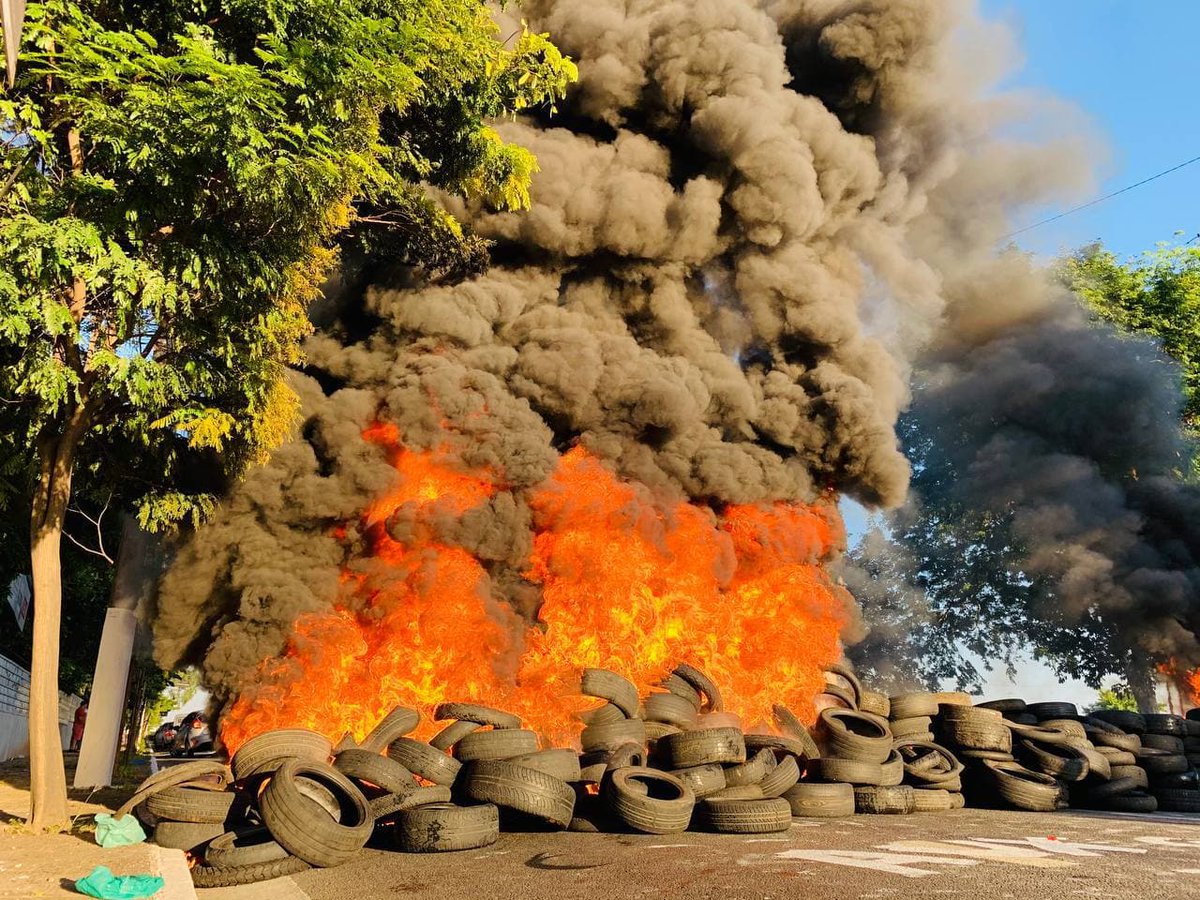 MidiaNINJA's tweet photo. Povo Sem Medo, Entregadores Antifascistas e motoristas de aplicativos param São Paulo essa manhã em protesto reivindicando auxílio emergencial de R$ 600, contra o aumento dos combustíveis e em defesa dos trabalhadores de aplicativos. Os atos também conclamam: FORA BOLSONARO! https://t.co/zTWMXmreRL