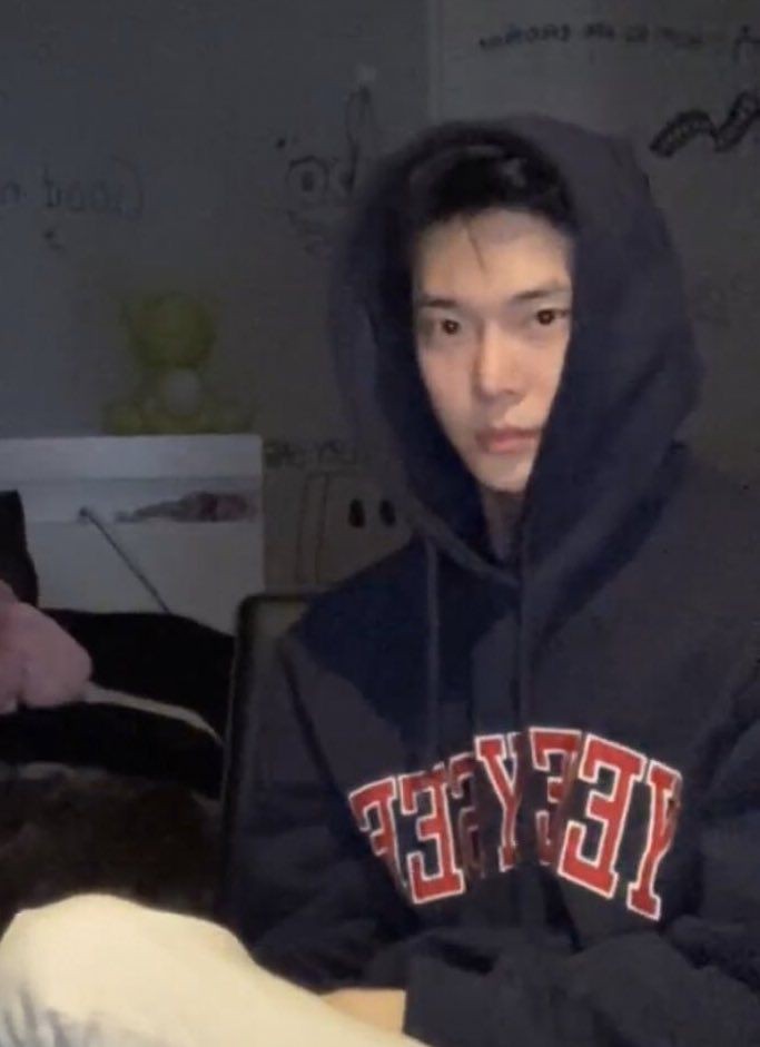 一 𝐉 tweet media