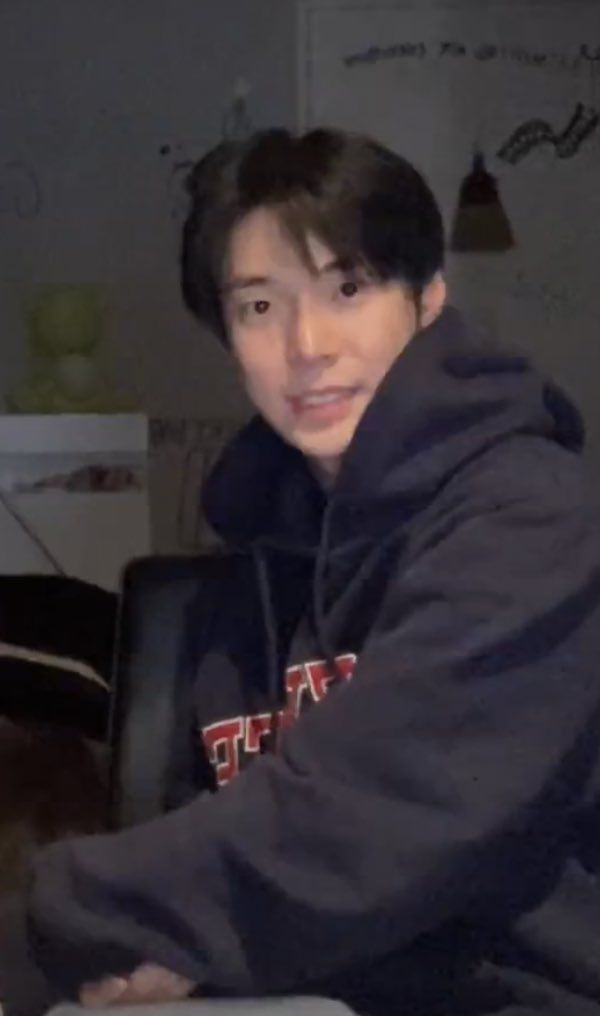 一 𝐉 tweet media