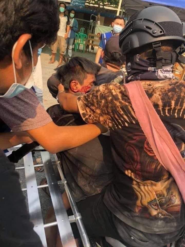 Snow_Frozenn's tweet photo. In #Mandalay, at #AungPinLel Qtr, a protestor was shot to dead by military terrorist.Civilians donβt have proper bullet proof vesthe only can afford to use thin plywood to protect himself. Salute to his bravery π€ Rest in power, @RapporteurUn
#Mar23Coup #WhatsHappeningInMyanmar https://t.co/DmaNVc9Prc