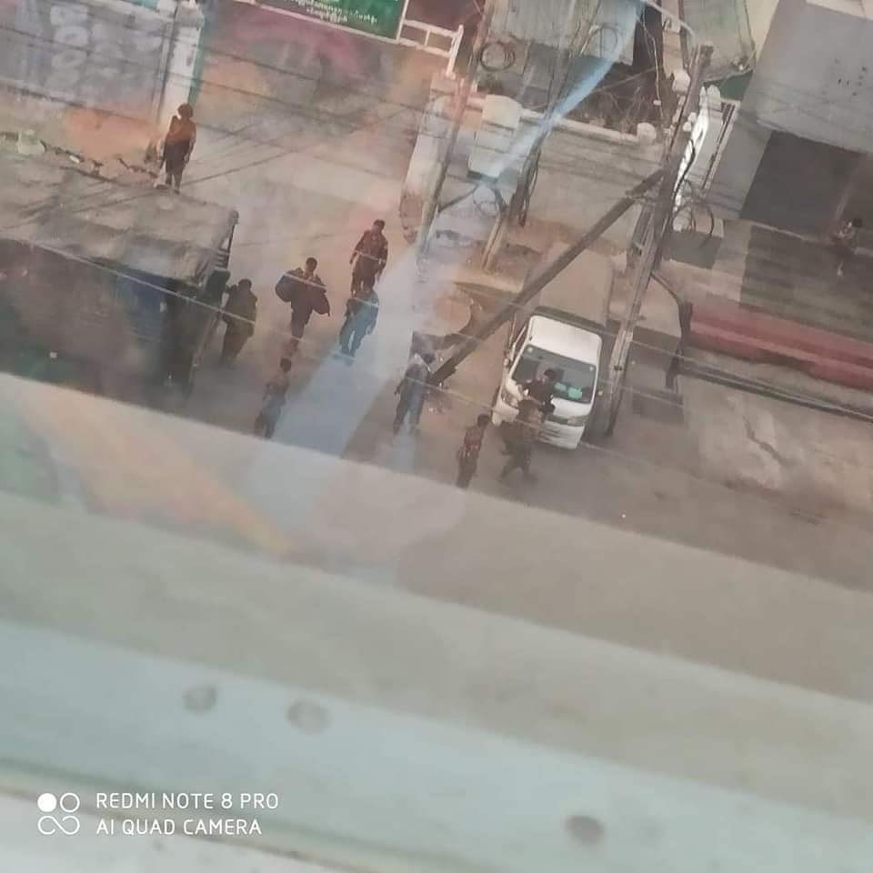 Sanchaung, Yangon:

Terrorists (#Myanmar Security Forces) are camping at Kyun Taw municipal office right now. They brought their luggages.

#WhatsHappeningInMyanmar #MilkTeaAlliance #Mar23Coup