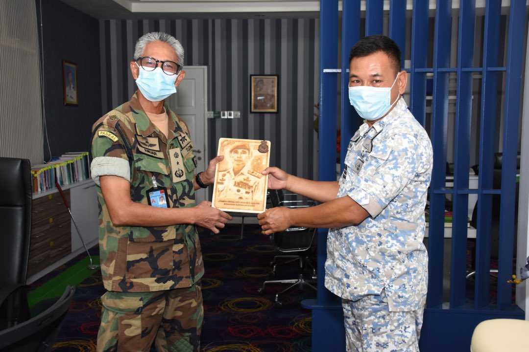 ‘Congratulation and Welcome to Our Family’ 

Kompal berbesar hati menerima Kunjungan Hormat daripada Pegawai Memerintah <a href="/WismaSamudera/">Wisma Samudera</a> yang baharu Kdr Azmi Md Yunos TLDM di pejabat beliau hari ini.

#NavyNews