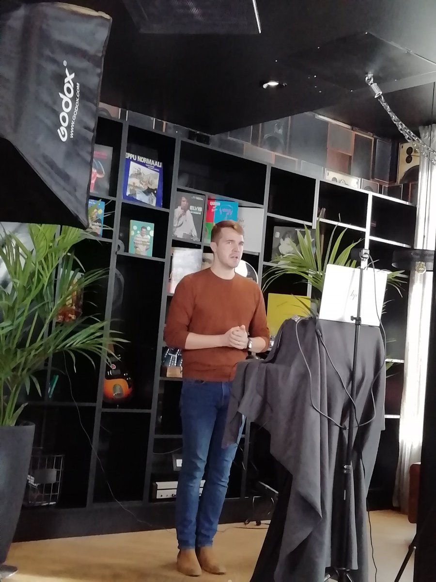 Virtuaalianu's tweet photo. #PohjoisSavo'n tutoropemessujen pääpuhuja @PerttuPolonen puhuu tulevaisuudesta ja taidoista. Filosofia ja taide tärkeitä, pysyviä! Tarinoita suoritusten sijasta. #pstutor #tutoropettaja https://t.co/IRfjyDaBV4
